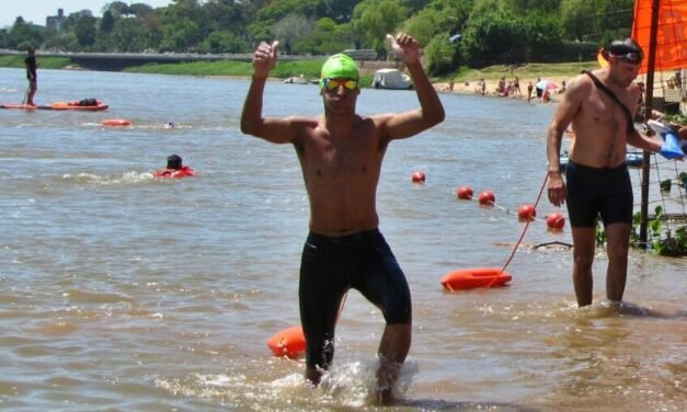 Mauro Giménez nadó por el Paraná y se prepara para ir a Río Negro