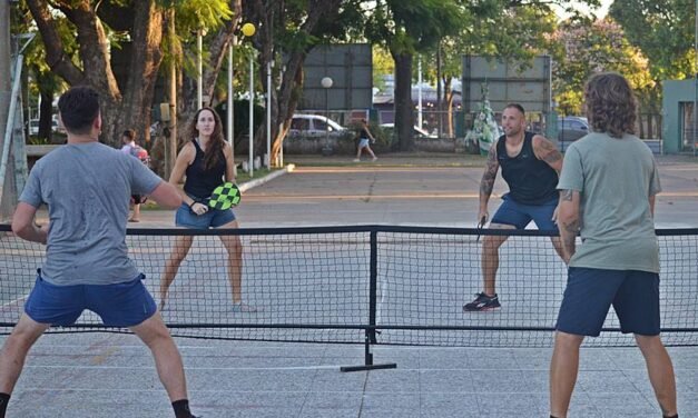 Tenis en el Jorge Newbery: jugaron torneo crepuscular y presentaron el pickleball, deporte sensación en el mundo