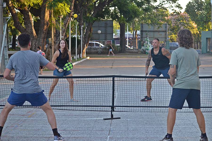 Tenis en el Jorge Newbery: jugaron torneo crepuscular y presentaron el pickleball, deporte sensación en el mundo